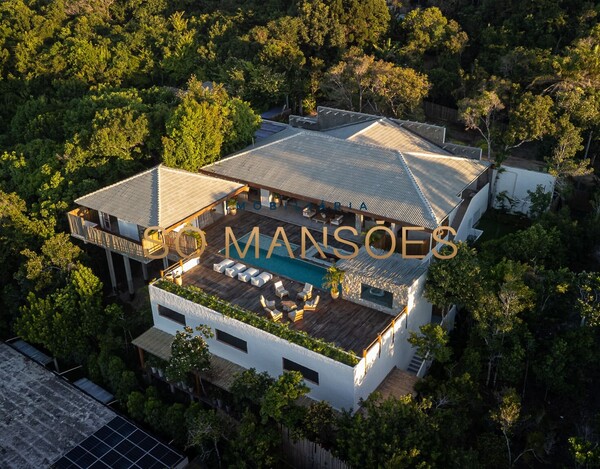 CASA DE ALTO PADRÃO À VENDA EM TRANCOSO COM 5 SUÍTES, VISTA PARA O VALE.