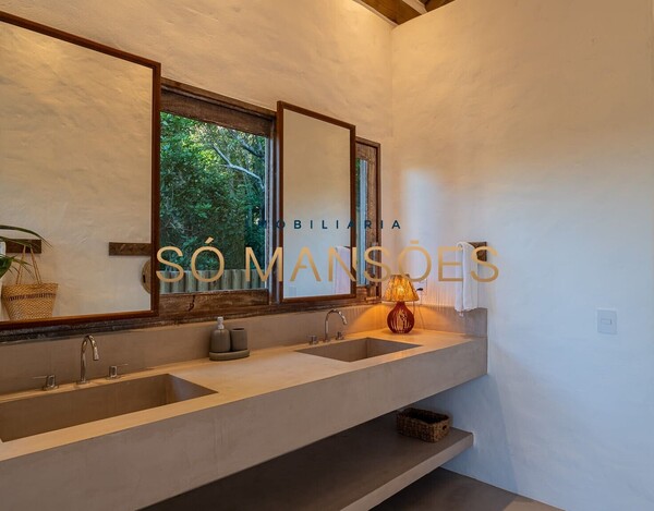 CASA DE ALTO PADRÃO À VENDA EM TRANCOSO COM 5 SUÍTES, VISTA PARA O VALE.