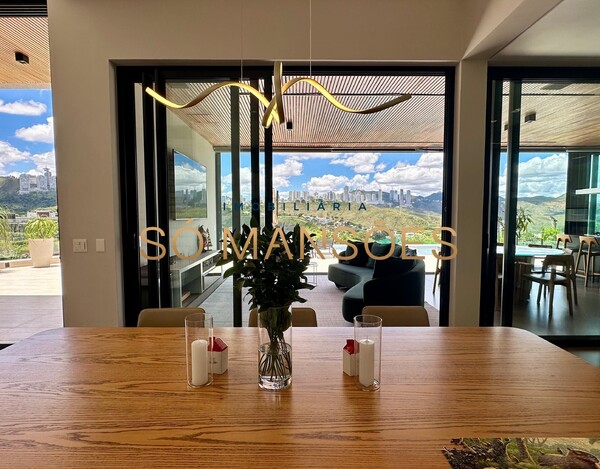 CASA DE 421M² À VENDA NO VALE DOS CRISTAIS.