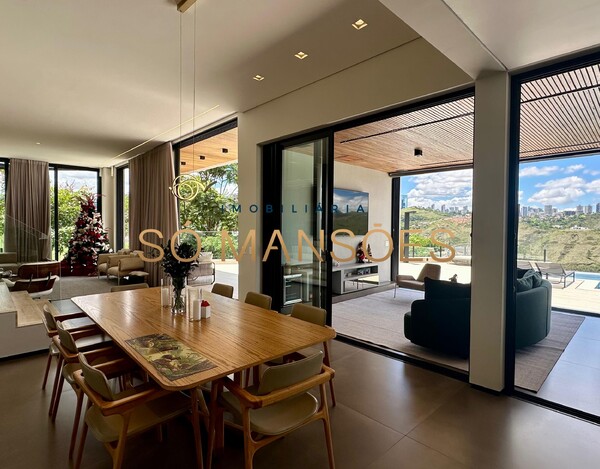 CASA DE 421M² À VENDA NO VALE DOS CRISTAIS.