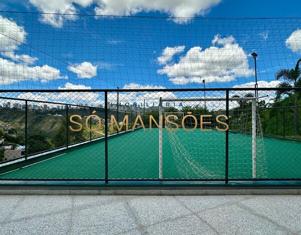 CASA DE 421M² À VENDA NO VALE DOS CRISTAIS.