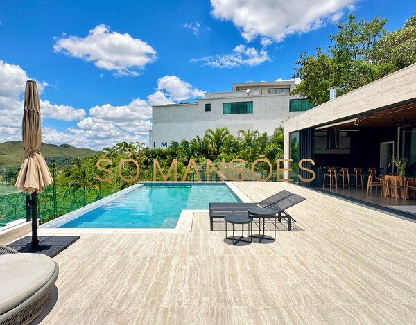 CASA DE 421M² À VENDA NO VALE DOS CRISTAIS.