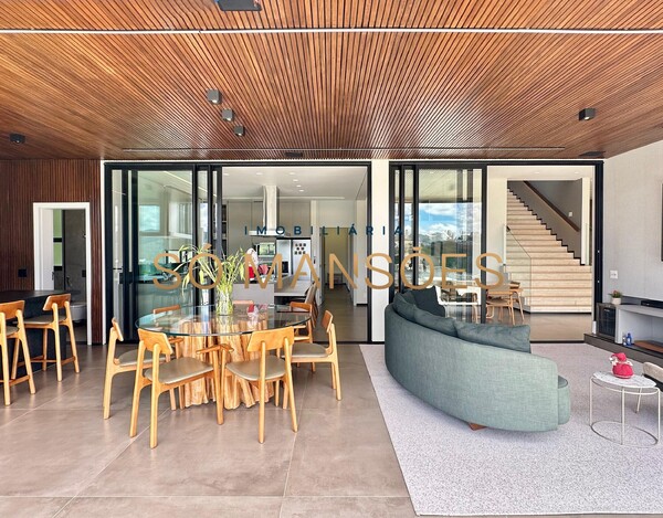 CASA DE 421M² À VENDA NO VALE DOS CRISTAIS.