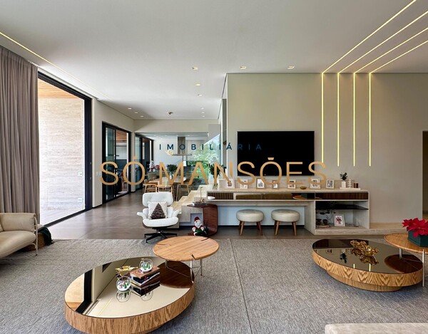 CASA DE 421M² À VENDA NO VALE DOS CRISTAIS.