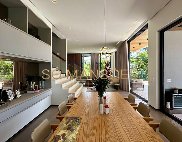 CASA DE 421M² À VENDA NO VALE DOS CRISTAIS.