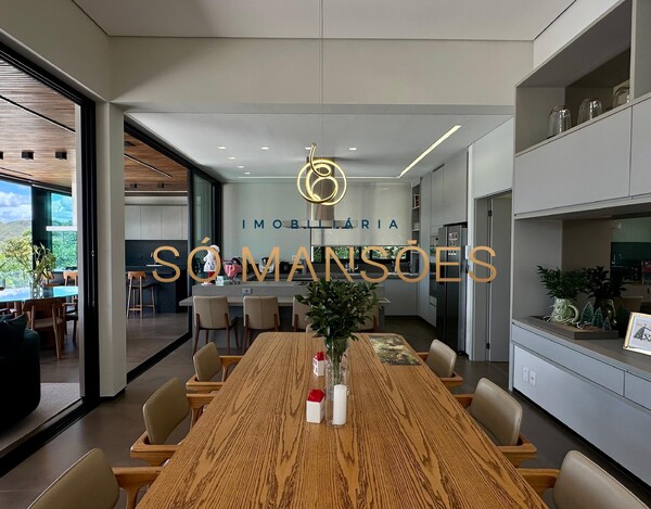 CASA DE 421M² À VENDA NO VALE DOS CRISTAIS.