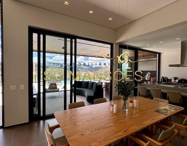 CASA DE 421M² À VENDA NO VALE DOS CRISTAIS.