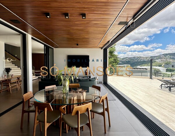 CASA DE 421M² À VENDA NO VALE DOS CRISTAIS.