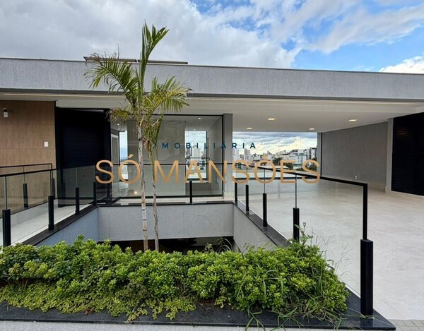 CASA DE ALTO PADRÃO À VENDA NO BURITIS EM CONDOMÍNIO FECHADO COM VISTA DEFINITIVA