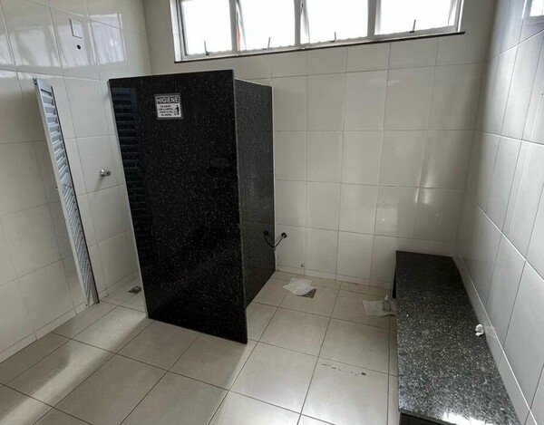 PRÉDIO COMERCIAL À VENDA NA AVENIDA BERNARDO VASCONCELOS COM LOJA E ESTACIONAMENTO