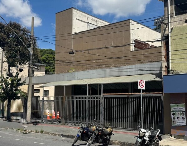 PRÉDIO COMERCIAL À VENDA NA AVENIDA BERNARDO VASCONCELOS COM LOJA E ESTACIONAMENTO