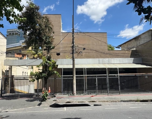 Prédio Comercial com Ampla Garagem de 728 m² à Venda com Spa no Santa Cruz, Belo Horizonte - MG