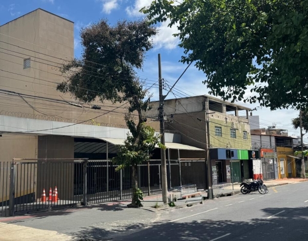 Prédio Comercial com Ampla Garagem de 728 m² à Venda com Spa no Santa Cruz, Belo Horizonte - MG