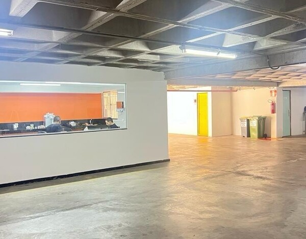 PRÉDIO COMERCIAL À VENDA NA AVENIDA BERNARDO VASCONCELOS COM LOJA E ESTACIONAMENTO