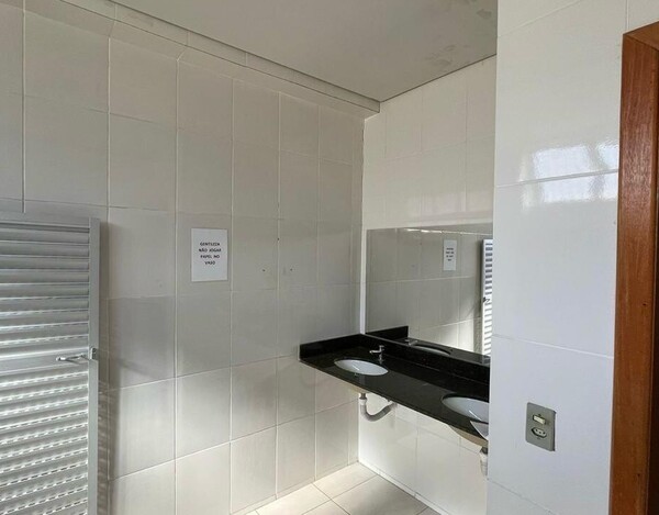 PRÉDIO COMERCIAL À VENDA NA AVENIDA BERNARDO VASCONCELOS COM LOJA E ESTACIONAMENTO