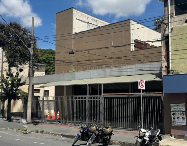 Prédio Comercial com Ampla Garagem de 728 m² à Venda com Spa no Santa Cruz, Belo Horizonte - MG