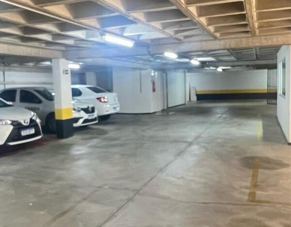 PRÉDIO COMERCIAL À VENDA NA AVENIDA BERNARDO VASCONCELOS COM LOJA E ESTACIONAMENTO