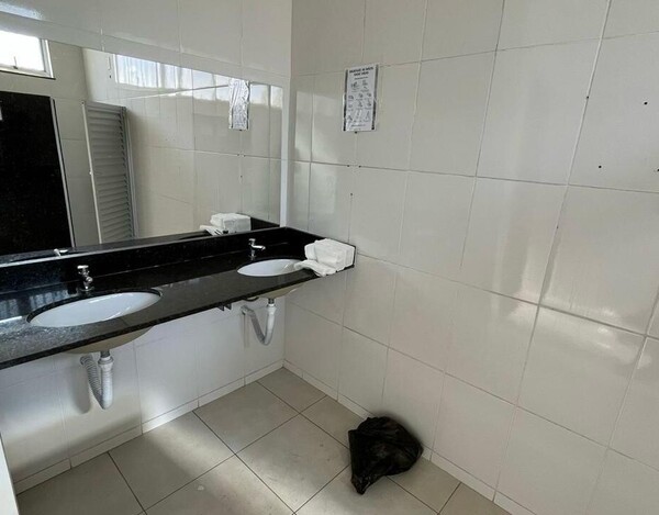 PRÉDIO COMERCIAL À VENDA NA AVENIDA BERNARDO VASCONCELOS COM LOJA E ESTACIONAMENTO