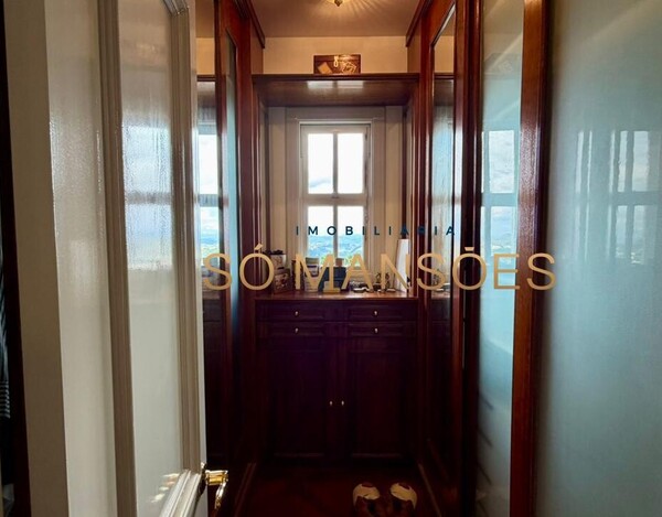 CASA CLÁSSICA À VENDA NO VILA CASTELA COM 705 M² E VISTA DEFINITIVA.