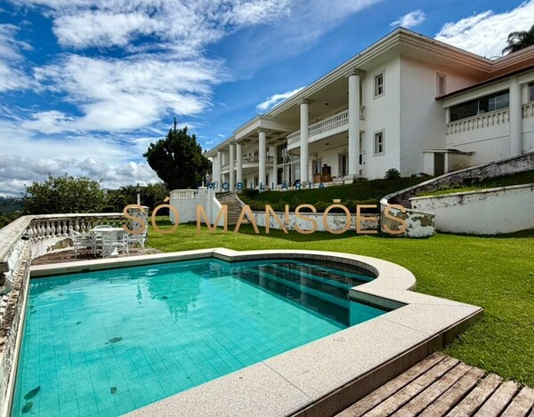 CASA CLÁSSICA À VENDA NO VILA CASTELA COM 705 M² E VISTA DEFINITIVA.