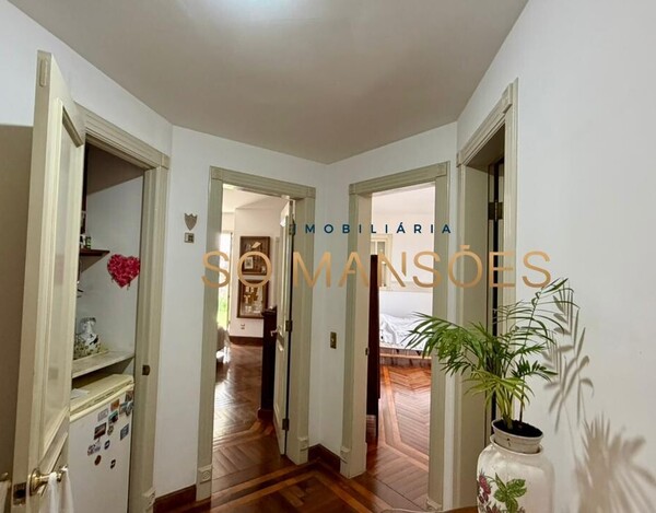 CASA CLÁSSICA À VENDA NO VILA CASTELA COM 705 M² E VISTA DEFINITIVA.