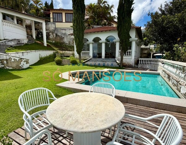 CASA CLÁSSICA À VENDA NO VILA CASTELA COM 705 M² E VISTA DEFINITIVA.