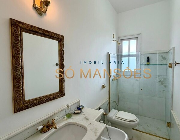 CASA CLÁSSICA À VENDA NO VILA CASTELA COM 705 M² E VISTA DEFINITIVA.