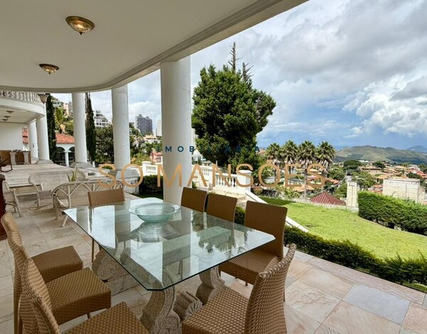 CASA CLÁSSICA À VENDA NO VILA CASTELA COM 705 M² E VISTA DEFINITIVA.