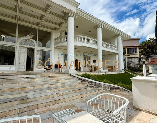 CASA CLÁSSICA À VENDA NO VILA CASTELA COM 705 M² E VISTA DEFINITIVA.