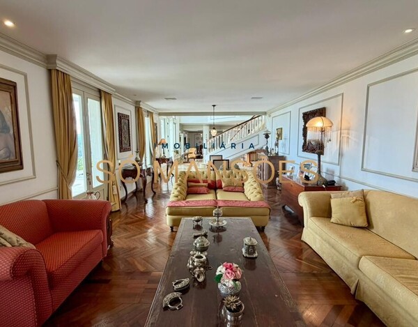 CASA CLÁSSICA À VENDA NO VILA CASTELA COM 705 M² E VISTA DEFINITIVA.