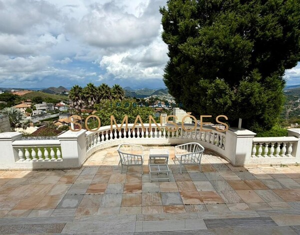 CASA CLÁSSICA À VENDA NO VILA CASTELA COM 705 M² E VISTA DEFINITIVA.