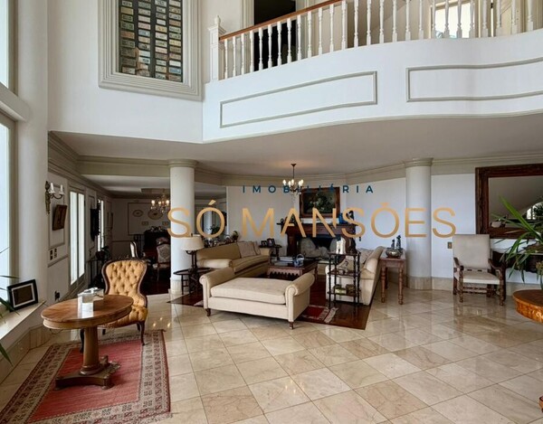 CASA CLÁSSICA À VENDA NO VILA CASTELA COM 705 M² E VISTA DEFINITIVA.