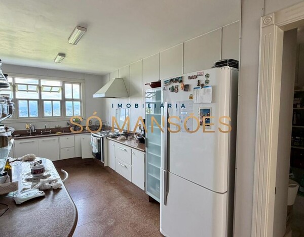 CASA CLÁSSICA À VENDA NO VILA CASTELA COM 705 M² E VISTA DEFINITIVA.