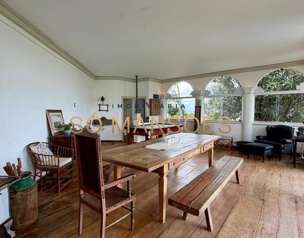 CASA CLÁSSICA À VENDA NO VILA CASTELA COM 705 M² E VISTA DEFINITIVA.