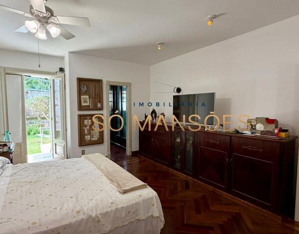 CASA CLÁSSICA À VENDA NO VILA CASTELA COM 705 M² E VISTA DEFINITIVA.