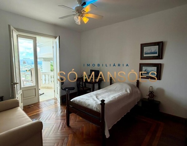 CASA CLÁSSICA À VENDA NO VILA CASTELA COM 705 M² E VISTA DEFINITIVA.