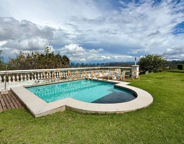 CASA CLÁSSICA À VENDA NO VILA CASTELA COM 705 M² E VISTA DEFINITIVA.