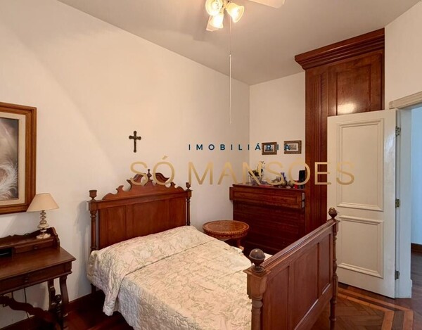 CASA CLÁSSICA À VENDA NO VILA CASTELA COM 705 M² E VISTA DEFINITIVA.