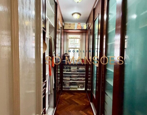 CASA CLÁSSICA À VENDA NO VILA CASTELA COM 705 M² E VISTA DEFINITIVA.