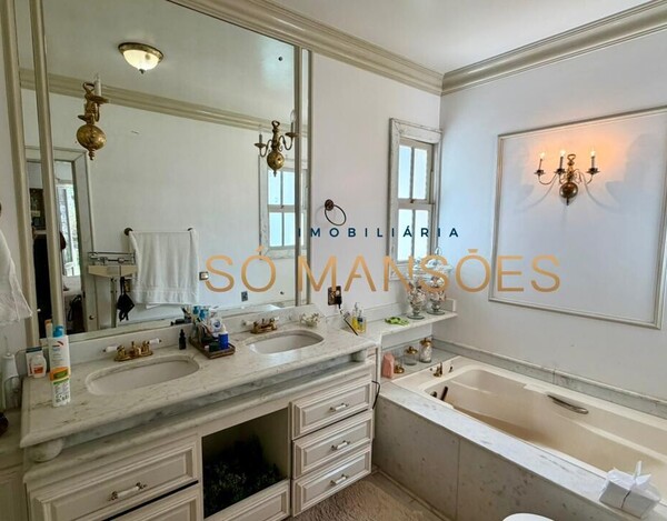 CASA CLÁSSICA À VENDA NO VILA CASTELA COM 705 M² E VISTA DEFINITIVA.