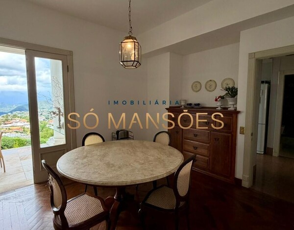 CASA CLÁSSICA À VENDA NO VILA CASTELA COM 705 M² E VISTA DEFINITIVA.