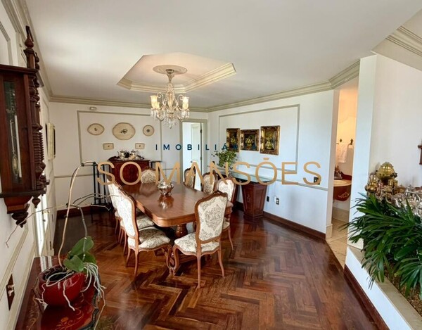 CASA CLÁSSICA À VENDA NO VILA CASTELA COM 705 M² E VISTA DEFINITIVA.