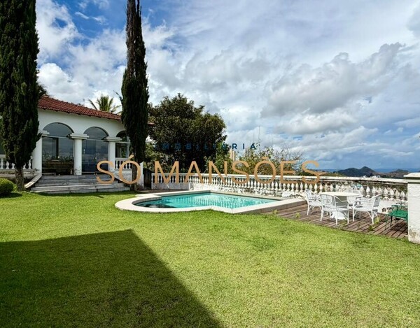 CASA CLÁSSICA À VENDA NO VILA CASTELA COM 705 M² E VISTA DEFINITIVA.