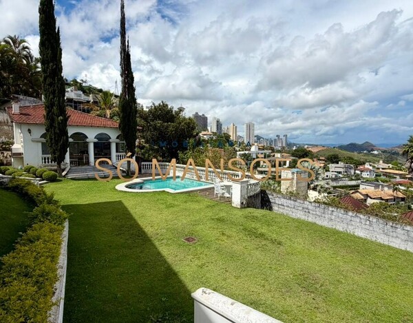 CASA CLÁSSICA À VENDA NO VILA CASTELA COM 705 M² E VISTA DEFINITIVA.