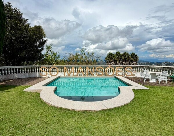 CASA CLÁSSICA À VENDA NO VILA CASTELA COM 705 M² E VISTA DEFINITIVA.