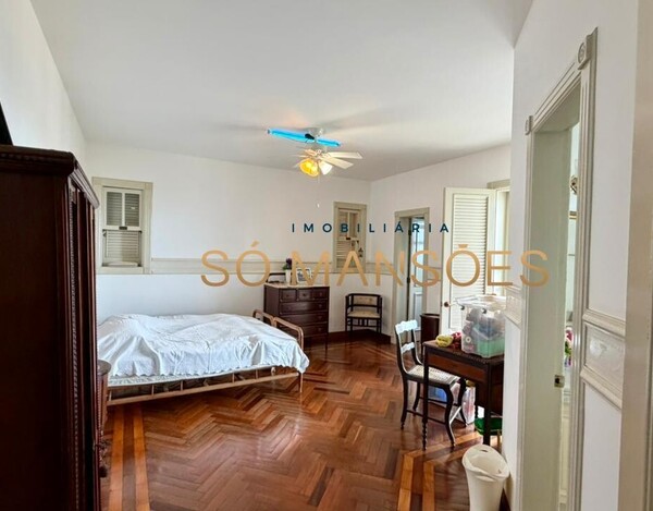 CASA CLÁSSICA À VENDA NO VILA CASTELA COM 705 M² E VISTA DEFINITIVA.