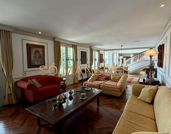 CASA CLÁSSICA À VENDA NO VILA CASTELA COM 705 M² E VISTA DEFINITIVA.