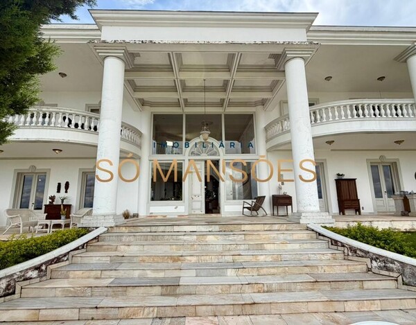 CASA CLÁSSICA À VENDA NO VILA CASTELA COM 705 M² E VISTA DEFINITIVA.