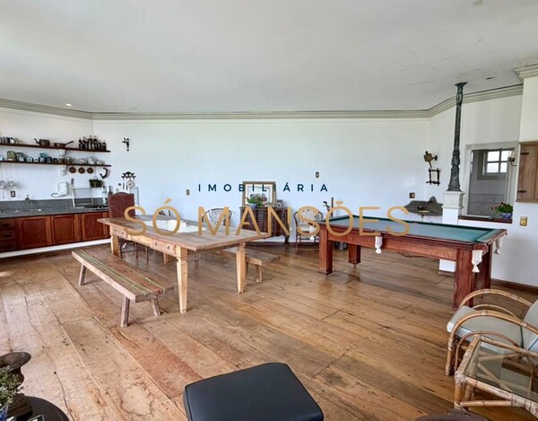 CASA CLÁSSICA À VENDA NO VILA CASTELA COM 705 M² E VISTA DEFINITIVA.