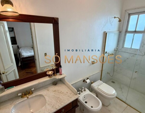 CASA CLÁSSICA À VENDA NO VILA CASTELA COM 705 M² E VISTA DEFINITIVA.